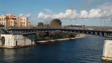 Tangenti in Marina per aggiustare le pensioni, sequestrati 650 